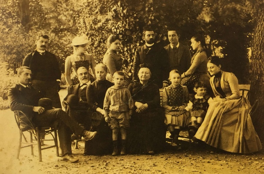 ANONYME, Lon Fraissinet et ses enfants au chalet du Prado, (AMM, 39 II 71)