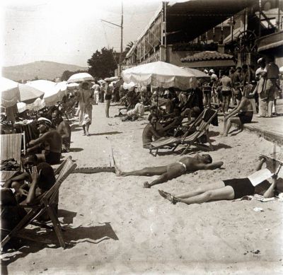 Andr CHEVROT (1901-1991), la plage  Juan-les-Pins, [Pques 1930], photographie stroscopique positive sur plaque de verre 45 x 107 mm (AMM, 91 Fi 935)