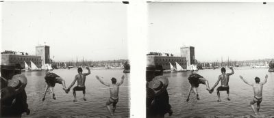 ANONYME, le plongeon dans la passe du Vieux-Port, [vers 1900], photographie stroscopique positive sur plaque de verre 7 x 15 cm  (AMM, 33 Fi 6195)