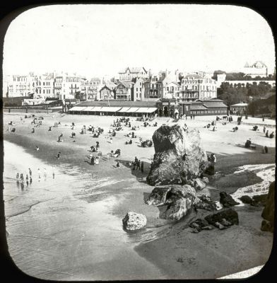 ANONYME, la plage de Biarritz, [vers 1900], photographie positive de projection sur plaque double 8.5 x 10 cm (AMM, 33 Fi 4552)