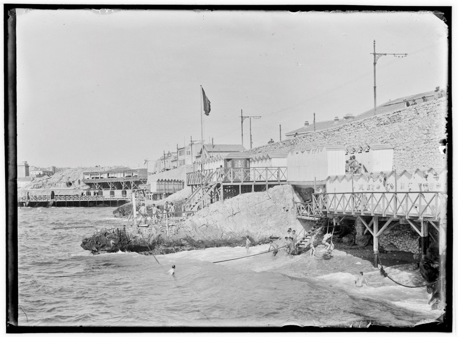 Edouard CORNET (1861-1930), les installations des bains de mer du Petit Pavillon sur la Corniche, [avant 1905], photographie ngative sur plaque de verre 13 x 18 cm (AMM, 115 Fi 1697)