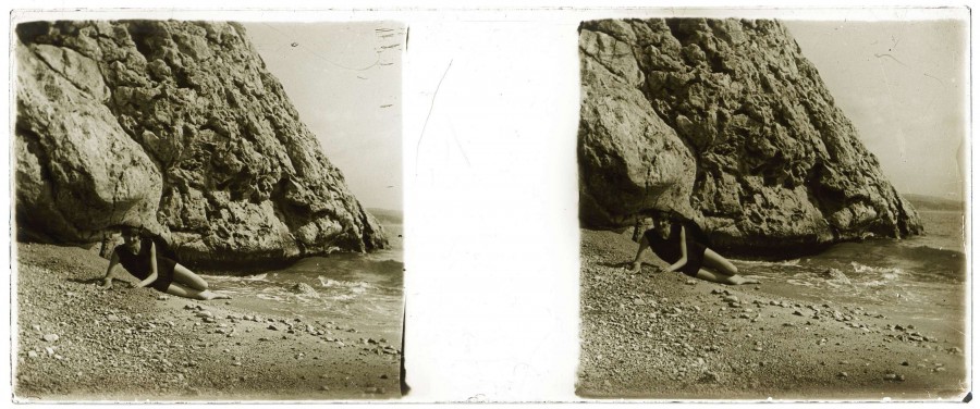 Jules VINCENT (1870 - 1958 ?), une femme allonge sur la plage dans les calanques, [vers 1900], photographie stroscopique positive sur plaque de verre 45 x 107 mm (AMM, 33 Fi 2434)
