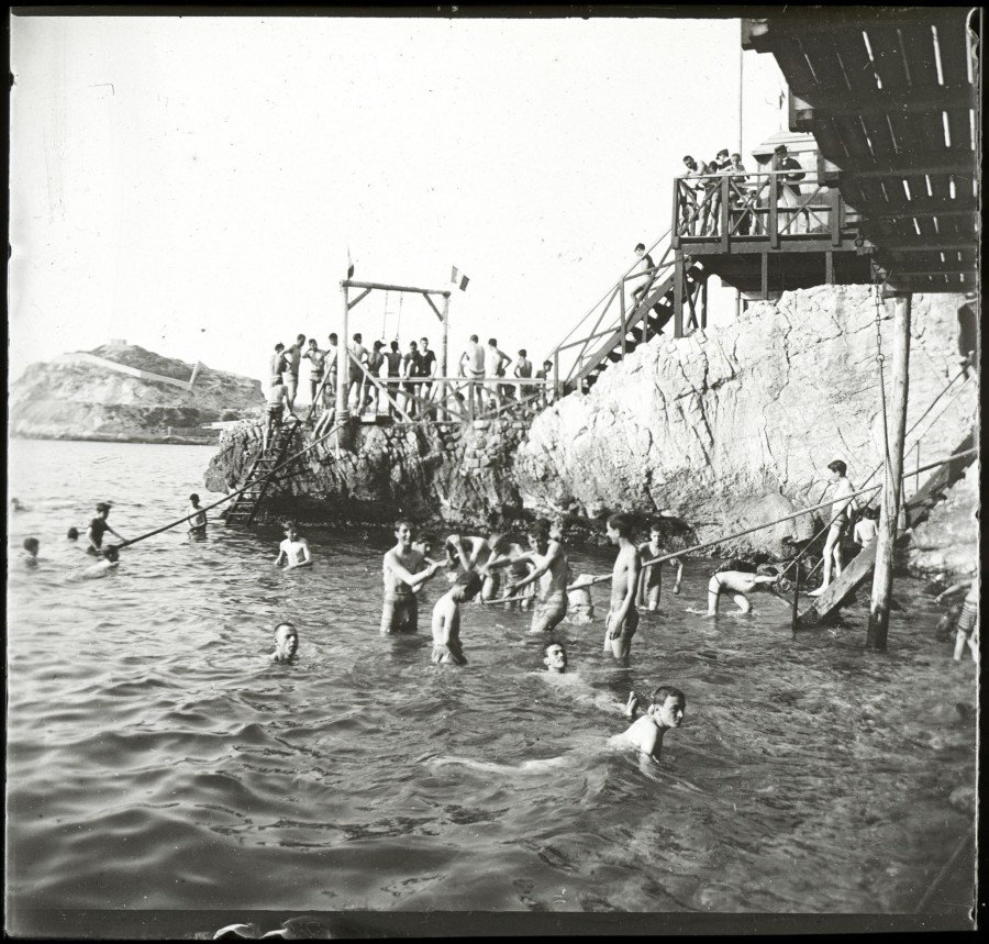 Edmond BELLANGER (1884-1955), la foule des baigneurs aux bains du Petit Pavillon sur la Corniche, [vers 1900], photographie positive de projection sur plaque double 8.5 x 10 cm (AMM, 33 Fi 4096)