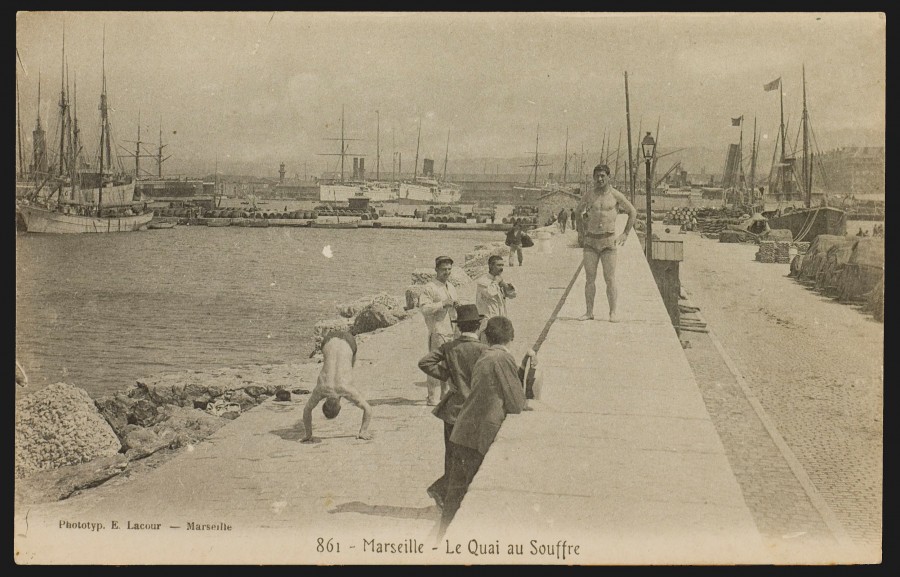 Emile LACOUR (1848 - vers 1912 ?), des baigneurs sur le quai au Souffre, [avant dcembre 1903], carte postale (AMM, 88 Fi 179)
