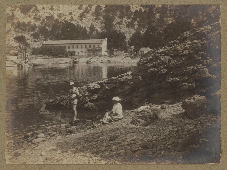 Antoine RICHAUD, pche dans la calanque de la Redonne, massif de la Nerthe, [avant 1908], tirage sur papier 7.5 x 10 cm (AMM, 35 Fi 1928)