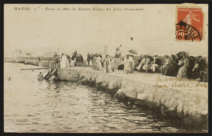L. GAMOUS, promeneurs et baigneurs sur la jete des bains du Roucas Blanc, [aprs dcembre 1903], carte postale (AMM, 88 Fi 328)