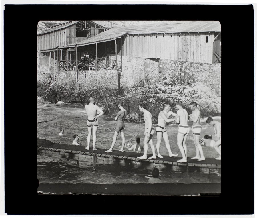 Eugne ISNARDON (1873-1947) ? Les bains Isnardon sur la Corniche ? , [dbut XXeme sicle], photographie positive de projection sur plaque de verre 8.5 x 10 (AMM, 103 Fi 22)