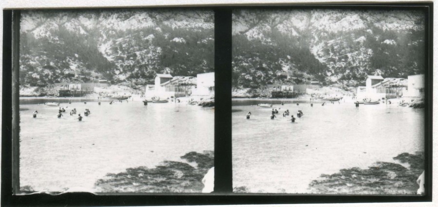 ANONYME, baignade dans une calanque, [XXeme sicle], photographie ngative sur plaque de verre (AMM, 19 Fi 2163)
