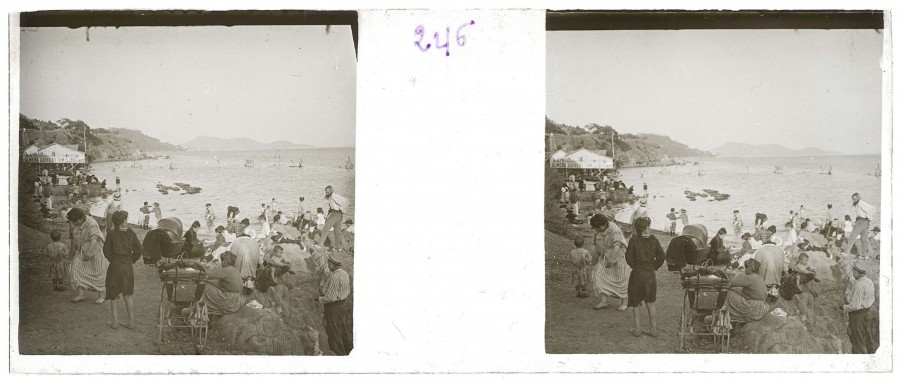 Baptistin (1840- 1909), Eugne (1867-1929) ou Flix (1869-1946) DUCE, la foule sur la plage du Mourillon, [vers 1900-1910], photographie stroscopique positive sur plaque de verre 45 x 107 mm (AMM,  33 Fi 477)