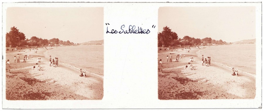 Lucien CHOPIN (1899 - 1979), la plage de la Seyne-sur-Mer, [annes 1950], photographie stroscopique positive sur plaque de verre 45 x 107 mm (AMM, 33 Fi 1772)