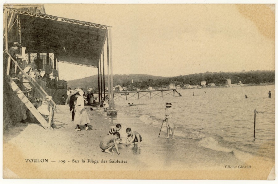 ANONYME, sur la plage des Sablettes  Toulon, [avant 1914], carte postale (AMM, 39 Fi 287)