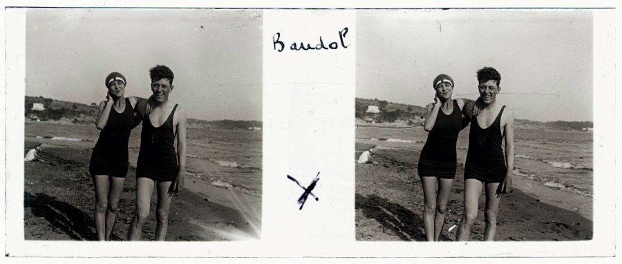 Andr CHEVROT (1901-1991), Andr et Didine sur la plage de Bandol, [juillet 1926], photographie stroscopique positive sur plaque de verre 45 x 107 mm (AMM, 91 Fi 764)