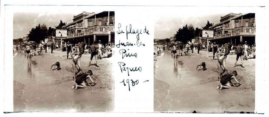 Andr CHEVROT (1901-1991), les baigneurs sur la plage de Juan-les-Pins, [Pques 1930], photographie stroscopique positive sur plaque de verre 45 x 107 mm (AMM, 91 Fi 933)