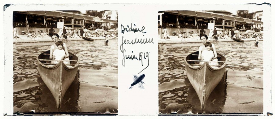 Andr CHEVROT (1901-1991), Didine et Jeanine en cano, [juin 1929], photographie stroscopique positive sur plaque de verre 45 x 107 mm (AMM, 91 Fi 884)