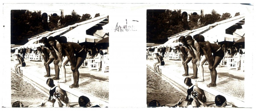 Andr CHEVROT (1901-1991), Andr et des amis au bord d'une piscine  Monaco, [1930], photographie stroscopique positive sur plaque de verre 45 x 107 mm (AMM, 91 Fi 962) 