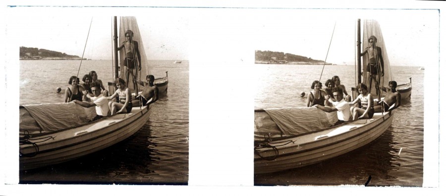 Andr CHEVROT (1901-1991), un groupe sur un bateau, [1930], photographie stroscopique positive sur plaque de verre 45 x 107 mm (AMM, 91 Fi 964) 