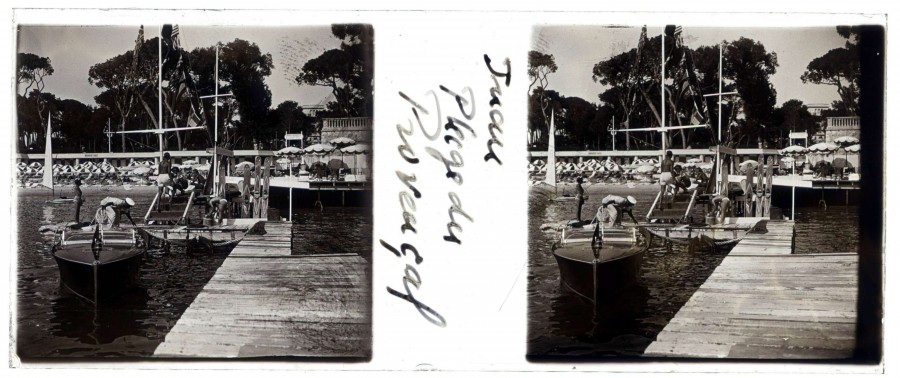 Andr CHEVROT (1901-1991), les installations de la plage du Provenal  Juan-les-Pins [1940 ? ], photographie stroscopique positive sur plaque de verre 45 x 107 mm (AMM, 91 Fi 1422) 