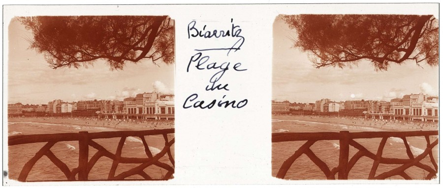 Lucien CHOPIN (1899 - 1979), la plage du Casino  Biarritz [s. d.], photographie stroscopique positive sur film souple sous verre (AMM, 33 Fi 1825)