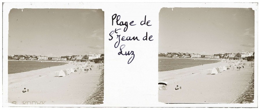 Lucien CHOPIN (1899 - 1979), la plage de Saint-Jean-de-Luz [s. d.], photographie stroscopique positive sur plaque de verre 47 x 105 mm (AMM, 33 Fi 1826) 	