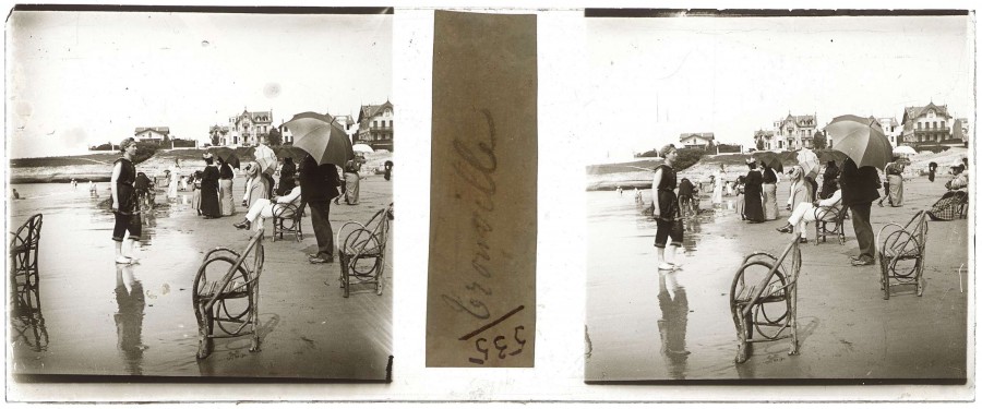 ANONYME, la plage de Trouville, [s. d.], photographie stroscopique positive sur plaque de verre 45 x 107 mm (33 Fi 2911)