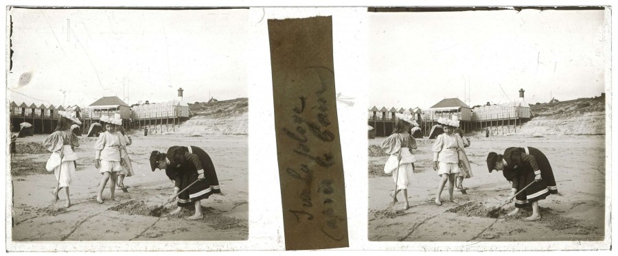 ANONYME, la plage de Trouville, [s. d.], photographie stroscopique positive sur plaque de verre 45 x 107 mm (33 Fi 2912)