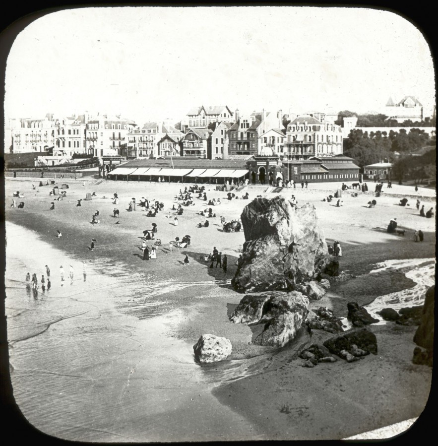ANONYME, la grande plage de Biarritz, [vers 1900], photographie positive de projection sur plaque double 8.5 x 10 cm (AMM, 33 Fi 4552)