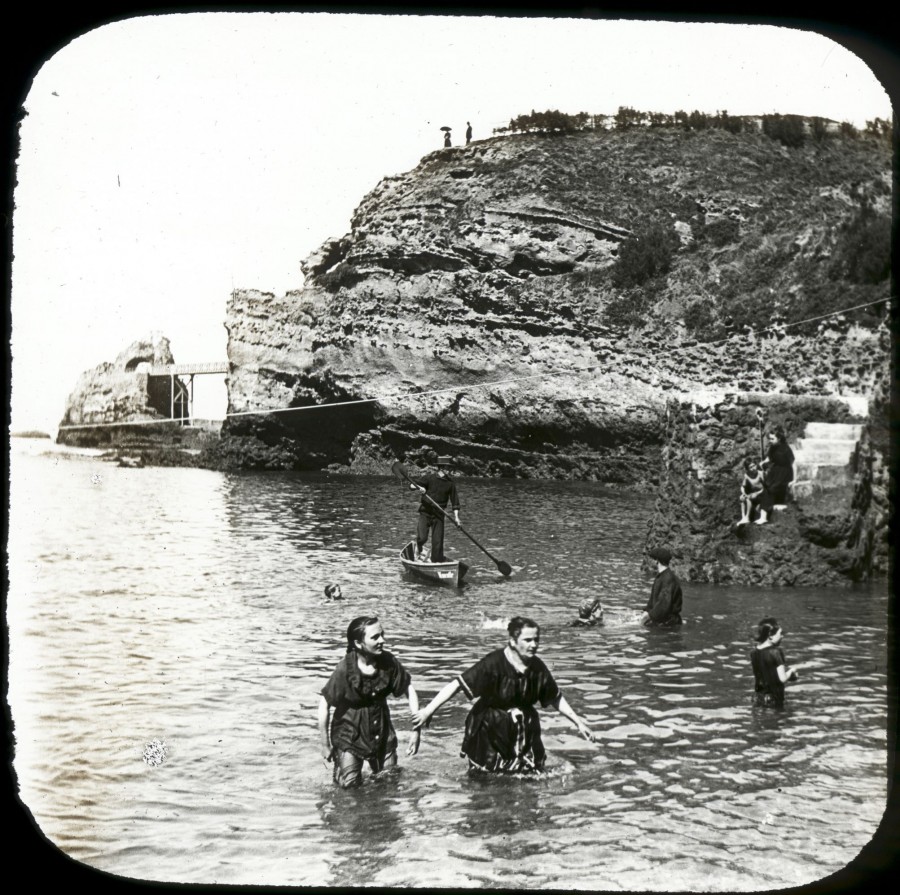 ANONYME, baigneuses  Biarritz, [vers 1900], photographie positive de projection sur plaque double 8.5 x 10 cm (AMM, 33 Fi 4554)