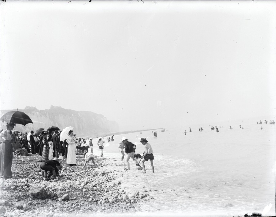 ANONYME, la foule sur la plage d'Etretat, [vers 1900], photographie ngative sur plaque de verre 9 x 12 cm (AMM, 33 Fi 5743)