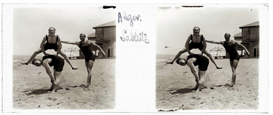 Andr CHEVROT (1901-1991), Andr et deux amis sur la plage des Sablettes  Alger, [novembre 1925], photographie stroscopique positive sur plaque de verre 45 x 107 mm (AMM, 91 Fi 676)
