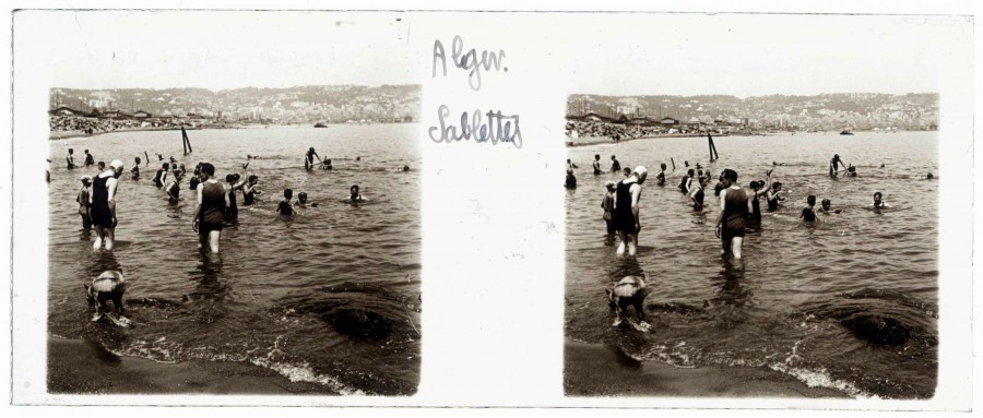 Andr CHEVROT (1901-1991), la plage des Sablettes  Alger, [novembre 1925], photographie stroscopique positive sur plaque de verre 45 x 107 mm (AMM, 91 Fi 678)