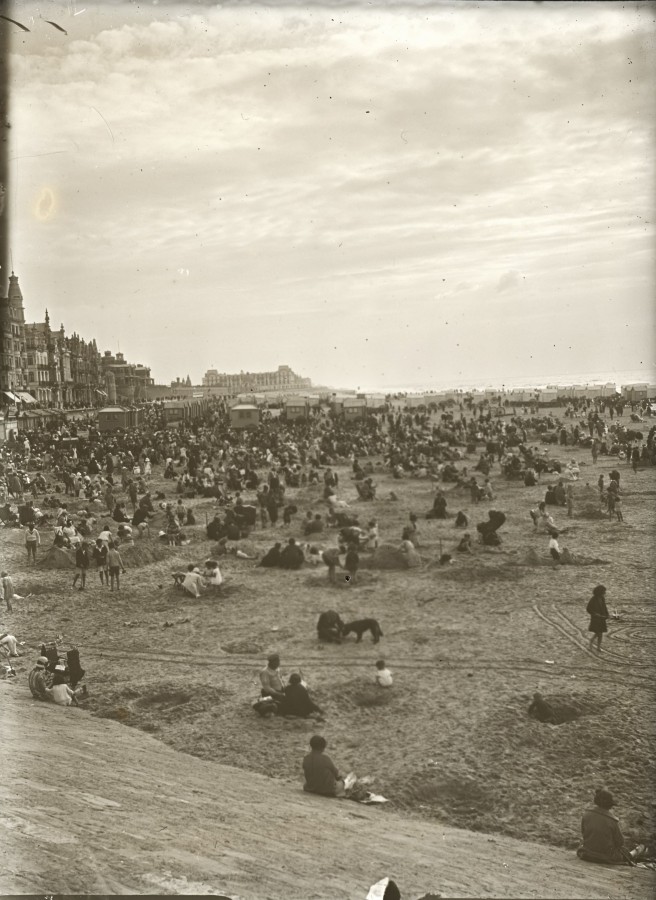 ANONYME, la foule sur une plage de Belgique, [annes 1920 ?], photographie positive de projection sur plaque de verre 9 x 12 cm (AMM, 33 Fi 5765)