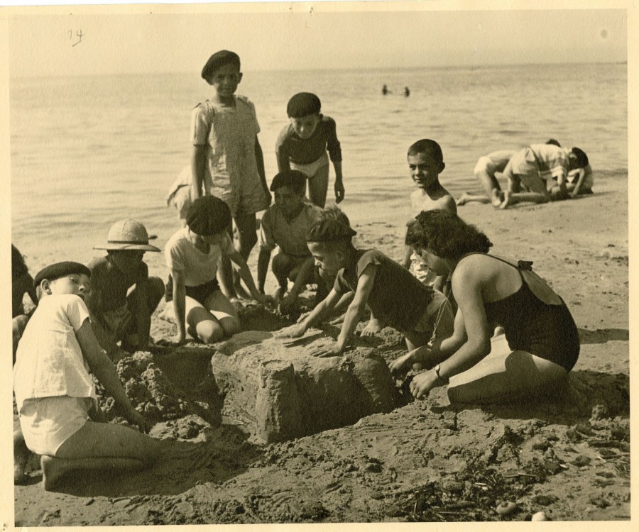 Marcel de RENZIS (1910-1998), des enfants et leur monitrice faisant un chteau de sable sur la plage de Carry-le-Rouet, [t 1942], tirage original 24 x 30 cm (AMM, 60 Fi 44u