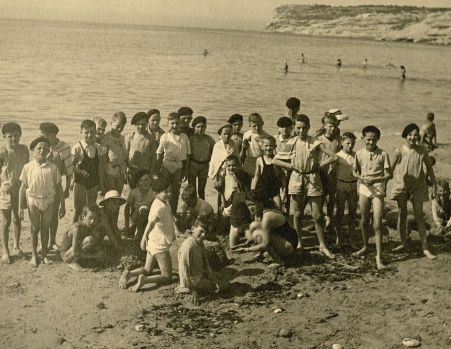 Marcel de RENZIS (1910-1998), des enfants et leur monitrice sur la plage de Carry-le-Rouet, [t 1942], tirage original 24 x 30 cm (AMM, 60 Fi 45)